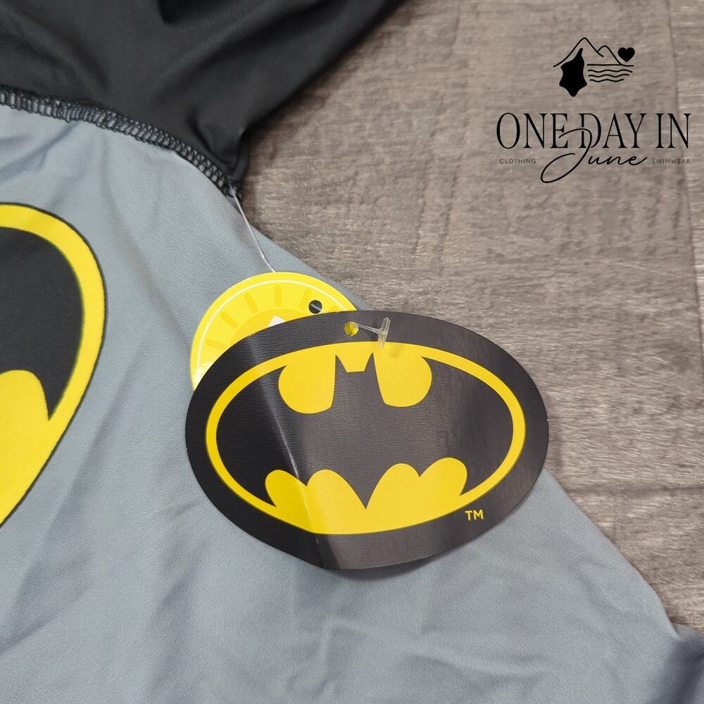Batman Short Sleeve Rashguard Boardshorts Set Size 4 - Picture 2 of 3